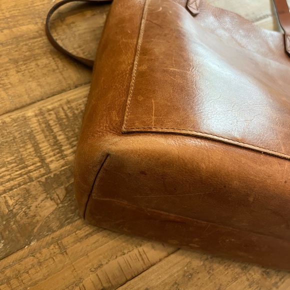 Madewell Medium Transport Tote in English Saddle - Picture 2 of 3